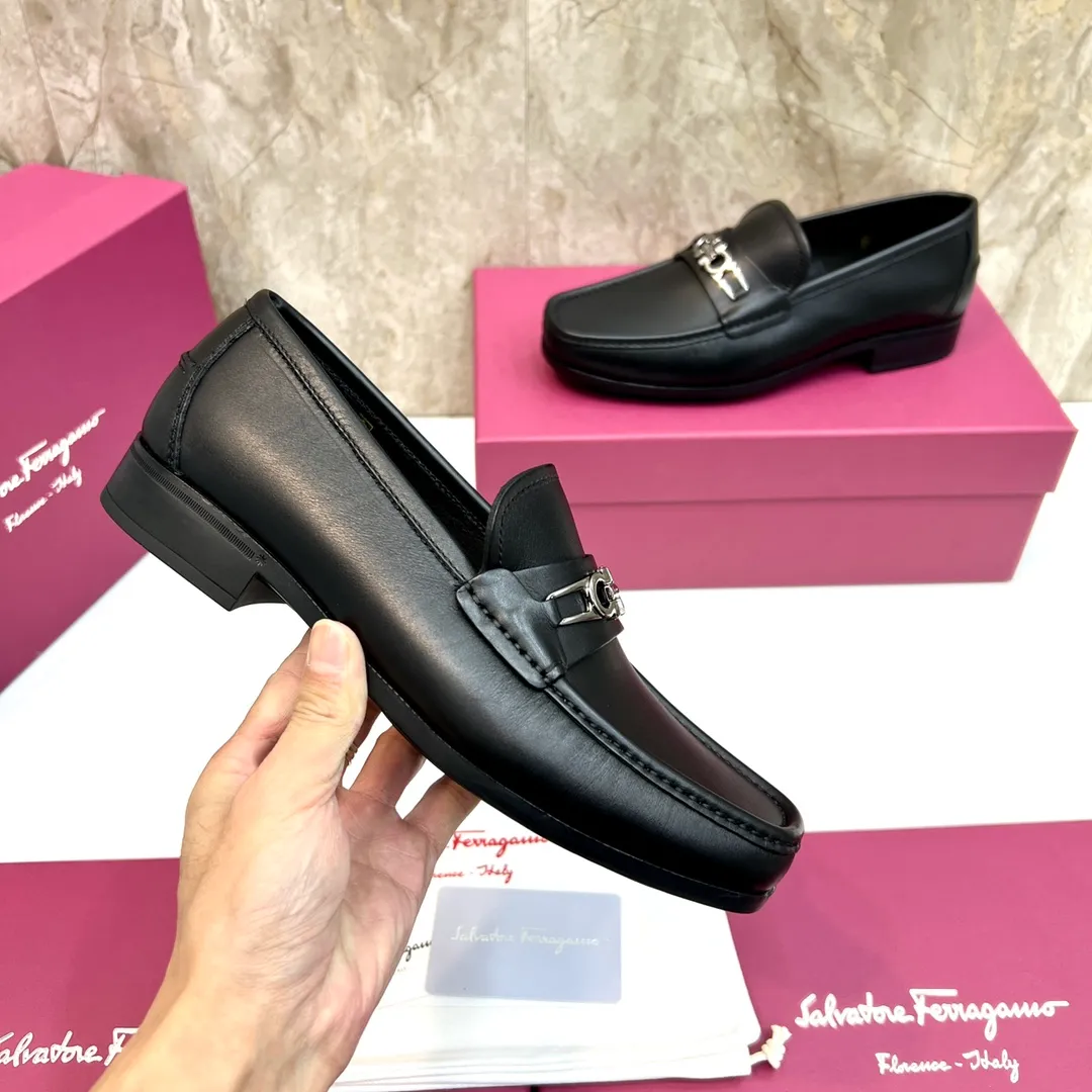Original quality P780 Brand: Ferragamo Standard size: Men's size 39–44 (38.45 can be customized) Grade: Same style as the official website High-quality men's shoes Material: Customized first-layer calfskin with water-dyed cowhide lining Cowhide tiptoe Original non-slip and wear-resistant rubber outsole Style category: Men's formal business leather shoes are young and fashionable European and American trends British style Casual matching and comfortable feet Color: actual picture